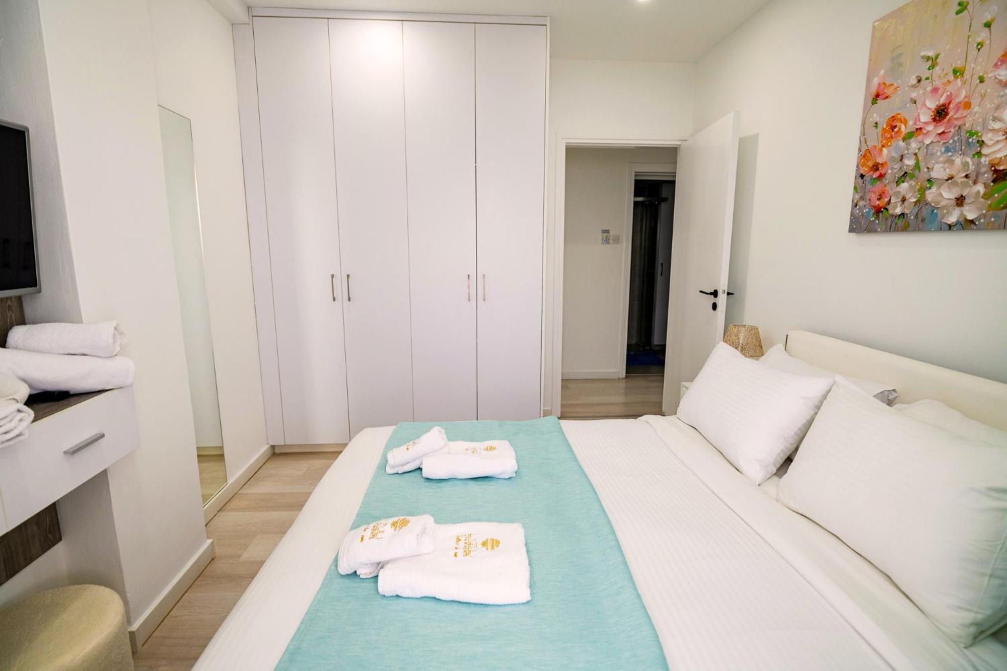 Lazuli Sea View Beachfront Ap 21 דירה